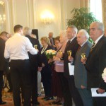 Uvítací ceremonie na Pražském hradě - všechny přítomné dámy dostaly od prezidenta kytici