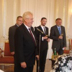 Prezident Miloš Zeman vítá seniroskou delegaci