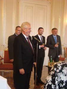 Prezident Miloš Zeman vítá seniroskou delegaci