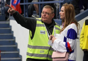 Jelikož šampionát byl „soukromou akcí“, hlavní tíha bezpečnostních opatření ležela na soukromé bezpečnostní agentuře 5PG. Její členové, mezi nimi více než třetinu tvořili senioři, nejen dbali o bezpečnost, ale divákům též uměli poradit – v tomto případě, kam si sednout. Foto: Petr Kotala