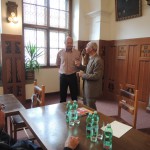 předseda Leoš Jochec se zdraví se starostou Rudolfem Salvetrem