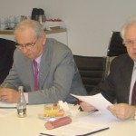 Hovoří předseda Zdeněk Pernes, vedle něj jsou místopředsedové Alois Malý a Milan Taraba