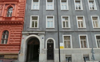 Vážení senioři, 
na centrálu, ale i poradny Rady seniorů ČR se v posledních dnech obrací stále více lidí se stížnostmi na Kartu seniora. Jsou zklamáni nabízenými službami i slevami. Z telefonátů usuzujeme, že očekávali více, neboť valná většina požaduje, abychom zjednali nápravu. Rádi bychom vám všem pomohli, ale tentokrát to udělat nemůžeme ani nechceme. Rada seniorů ČR nemá s Kartou seniora nic společného! Nikdy jsme neposkytli tomuto projektu svou značku. Ba co víc - Rada seniorů nebyla v souvislosti s tímto projektem oslovena, nikdy se do něj žádným způsobem nezapojila, nijak na něm neparticipuje ani nespolupracuje. 
(článek pokračuje kliknutím na nadpis)