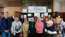 Senátor Trešl mezi seniory <a onclick="javascript:pageTracker._trackPageview('/downloads/wp-content/uploads/2025/11/575590069_1064962545606022_313955003853542133_n.jpg');" href="https://www.rscr.cz/wp-content/uploads/2025/11/575590069_1064962545606022_313955003853542133_n.jpg"><img class="alignnone size-medium wp-image-26739" title="575590069_1064962545606022_313955003853542133_n" src="https://www.rscr.cz/wp-content/uploads/2025/11/575590069_1064962545606022_313955003853542133_n-169x300.jpg" alt="" width="169" height="300" />…</a>
Na setkání se seniory v Lounech ze spolku Pomoc bližnímu, zavítal senátor Ivo Trešl. Tématem