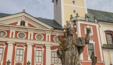 <a onclick="javascript:pageTracker._trackPageview('/downloads/wp-content/uploads/2025/11/br-1.jpg');"  href="https://www.rscr.cz/wp-content/uploads/2025/11/br-1.jpg"><img class="alignnone size-medium wp-image-26804" title="br 1" src="https://www.rscr.cz/wp-content/uploads/2025/11/br-1-300x199.jpg" alt="" width="300" height="199" /></a>
Dvě varianty zájezdu s výlety připravil pro členy Rady seniorů hotel Praha v Broumově.
<strong>Varianta …</strong>