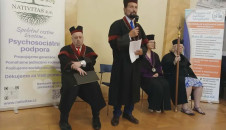 Seniorky absolvovaly aplikovanou psychologii <a onclick="javascript:pageTracker._trackPageview('/downloads/wp-content/uploads/2026/07/Untitled-4.jpg');" href="https://www.rscr.cz/wp-content/uploads/2026/07/Untitled-4.jpg"><img class="alignnone size-medium wp-image-28707" title="Untitled-4" src="https://www.rscr.cz/wp-content/uploads/2026/07/Untitled-4-225x300.jpg" alt="" width="225" height="300" />…</a>
Seniorky úspěšně zakončily svá studia na univerzitě třetího věku při vysoké škole aplikované psychologie v